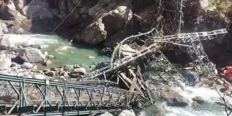 गोविंदघाट से हेमकुंड साहिब जाने वाला पुल भूस्खलन से हुआ ध्वस्त …