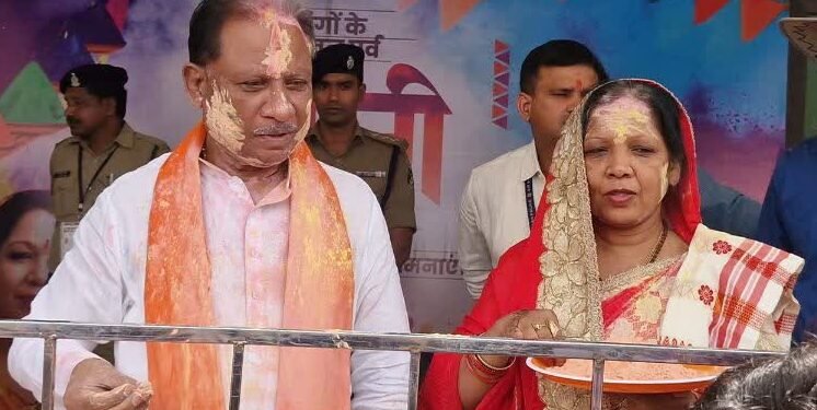 मुख्यमंत्री विष्णु देव साय पत्नी के साथ होली मनाने के लिए बगिया पहुंचे…