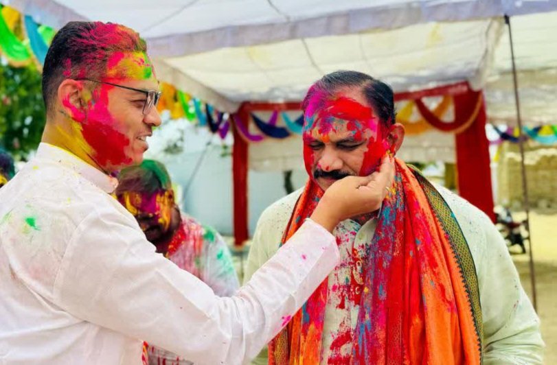 स्वास्थ्य मंत्री बिना किसी पूर्व सूचना के खड़गवां पहुंचे, गांव वालों के साथ मनाई होली…