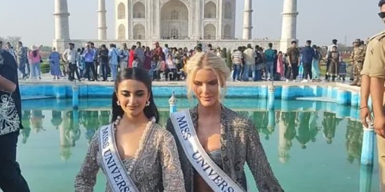 मिस यूनिवर्स और मिस यूनिवर्स इंडिया ताज महल देखने पहुंची, लोगों में सेल्फी लेने की मच गई होड़…