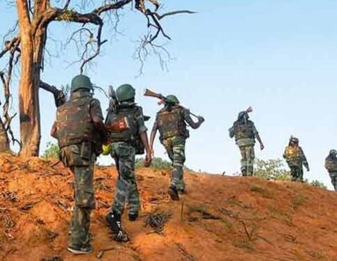 बीजापुर के नक्सली इलाकों में घुसे जवान, माओवादियों का स्मारक जमींदोज किया…
