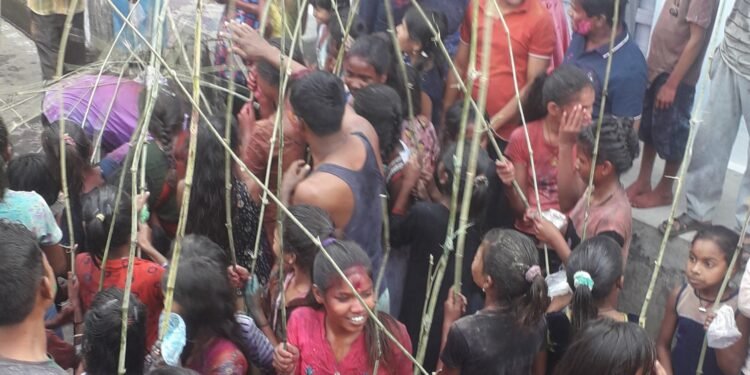 बरसाने की तर्ज पर पंतोरा गांव में रंग पंचमी के दिन मनाया जाता है लट्ठ मार होली…