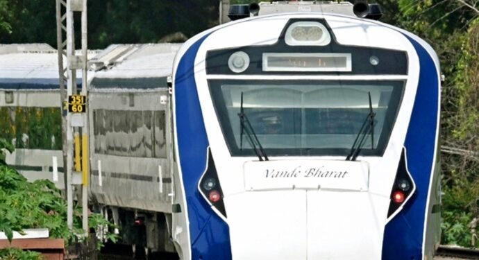 भारत की सबसे सस्ती एसी ट्रेन के रूप में जानी जाती है यह ट्रेन, वंदे भारत और राजधानी को भी किया पीछे…