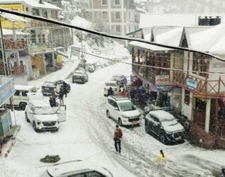 उत्तरकाशी में बर्फबारी, पीएम मोदी के दौरे की तैयारी का जायजा लेने पहुंचे अधिकारी फंसे…