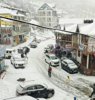 उत्तरकाशी में बर्फबारी, पीएम मोदी के दौरे की तैयारी का जायजा लेने पहुंचे अधिकारी फंसे…