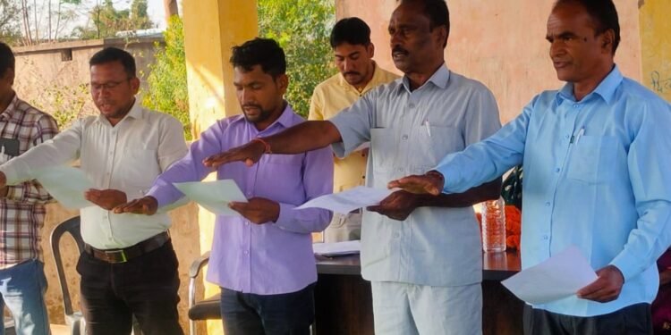 सूरजपुर जिले के ग्राम पंचायत कोरंधा में सभी नवनिर्वाचित पंच और सरपंच ने शपथ ग्रहण की…