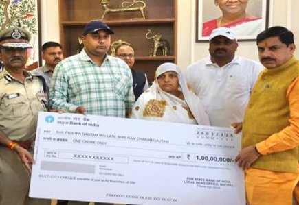 मुख्यमंत्री ने शहीद पुलिस उप निरीक्षक के परिवार को एक करोड़ रूपये का चेक प्रदान करते हुए शासकीय सेवा की घोषणा किया…