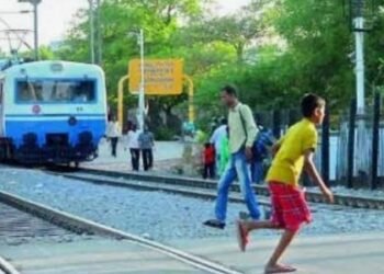 जान जोखिम में डालकर रेलवे ट्रैक पार करना है कानूनन जुर्म, जाने कितनी मिलती है सजा और जुर्माना…