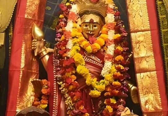 51 शक्ति पीठ में से एक शीतला माता के मंदिर में होती है भक्तों की भौतिक बाधाएं दूर, विदेशी भक्त भी जलवाते हैं ज्योत…