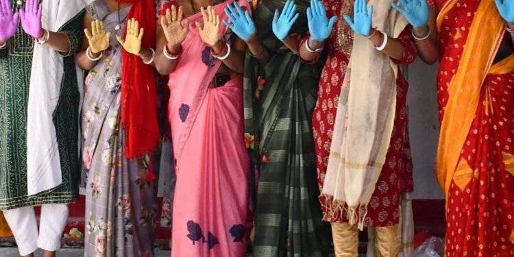 इको फ्रेंडली हर्बल गुलाल से महिलाएं बनी मालामाल, इस बार दुगनी बिक्री की उम्मीद…