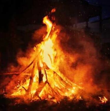 होलिका दहन की पूजा अगर अनुपयुक्त समय पर हो जाये तो यह देती है  दुर्भाग्य और पीड़ा , जाने क्या है शुभ मुहूर्त…