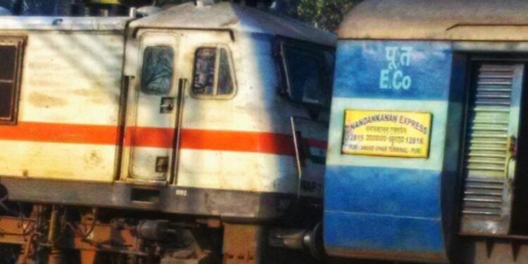 डाउन नंदन कानन एक्सप्रेस पीडीडीयू जंक्शन के आगे 2 भागों में बंटी, यात्रियों की जान बची…