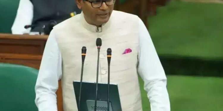 छत्तीसगढ़ के वित्त मंत्री ओपी चौधरी ने हिंदी में 100 पेजों का हाथों से लिखा बजट, लोग कर रहे तारीफ…