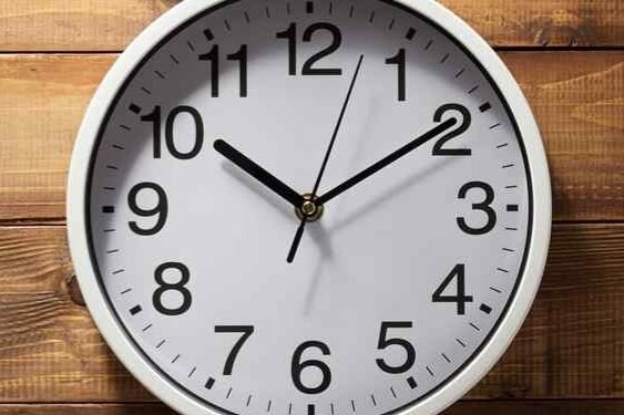 घर में दीवार पर लगी घड़ी सही दिशा में ना हो तो होता है नकारात्मक प्रभाव, यम की दिशा में ना लगाएं घड़ी…