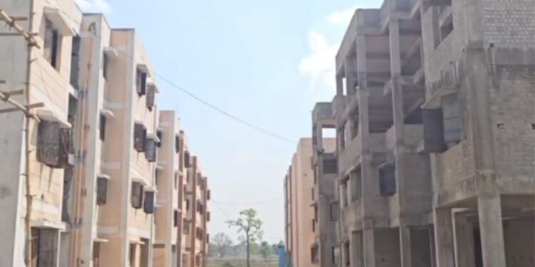 पीएम आवास योजना में गजब का खेला, एक ही वार्ड के 252 लोगों का नाम आबंटन लिस्ट में शामिल…