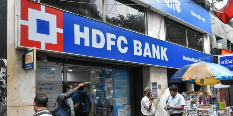 HDFC बैंक ने कस्टमर्स को दिया झटका, अब प्राइवेट बैंक देगा कम ब्‍याज…