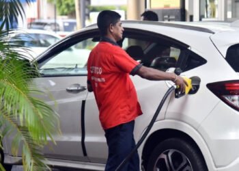 पेट्रोल पर 15 रुपये प्रति ली. का मुनाफा कमा रहीं कंपनियां, कीमतों में कटौती के इंतजार में ग्राहक..