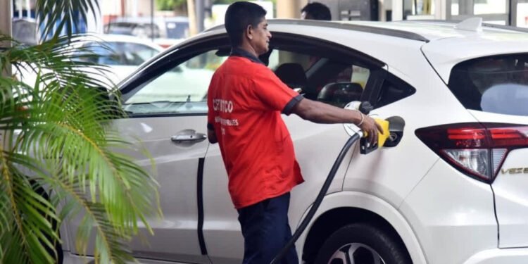 पेट्रोल पर 15 रुपये प्रति ली. का मुनाफा कमा रहीं कंपनियां, कीमतों में कटौती के इंतजार में ग्राहक..