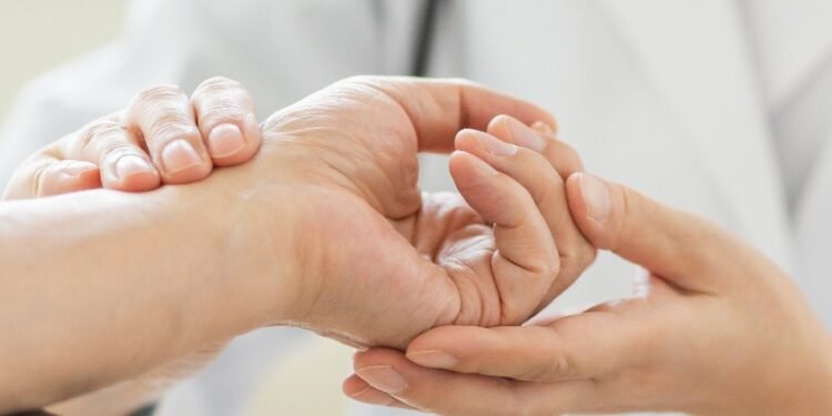 हाथ पर स्थित इस एक्यूप्रेशर पॉइंट को दबाने से थायराइड सहित कई समस्याओं से मिलती है मुक्ति…