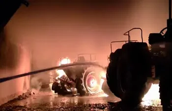 महिंद्रा ट्रैक्टर शोरूम में भीषण आग, कई ट्रैक्टर हुए जलकर खाक, करोड़ों के नुकसान की आशंका…