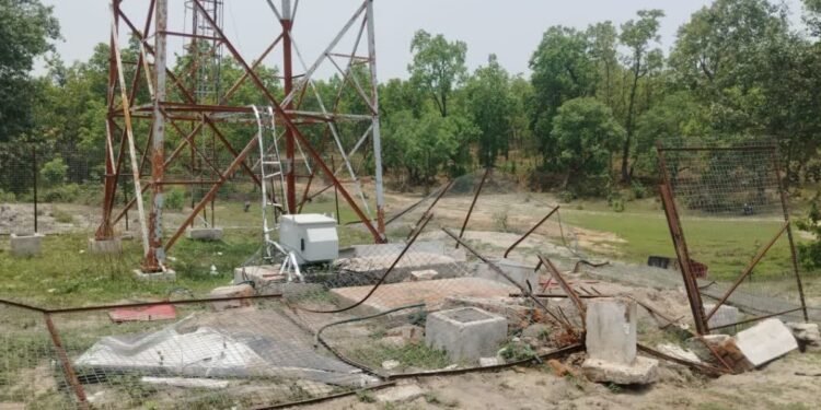 हाथियों का कहर: मोबाइल टावर में मचाई तबाही, जनरेटर उखाड़कर तोड़े केबल, संचार व्यवस्था ठप…