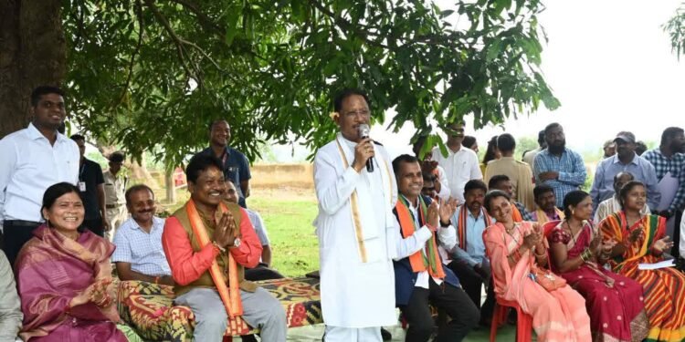 सुशासन तिहार : आम पेड़ के नीचे सीएम साय ने लगाई चौपाल, विकास कार्यों के लिए 1 करोड़ से ज्यादा राशि देने की घोषणा…