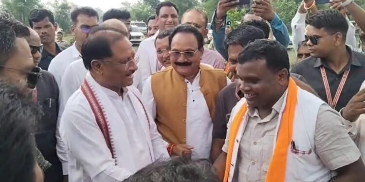 ग्राम मांदरी पहुंचे मुख्यमंत्री साय, चारपाई में बैठकर ग्रामीणों से किया संवाद, करोड़ों के विकासकार्यों की दी सौगात…