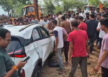 छपाक से नदी में गिरी कार, रेस्क्यू कर कार को निकाला गया बाहर, ड्राइवर की मौत