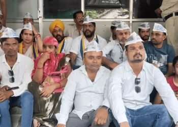 RTE एडमिशन में धांधली का आप का आरोप, दुर्ग जिला शिक्षा अधिकारी के दफ्तर पर धरना