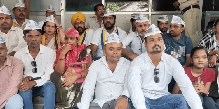 RTE एडमिशन में धांधली का आप का आरोप, दुर्ग जिला शिक्षा अधिकारी के दफ्तर पर धरना