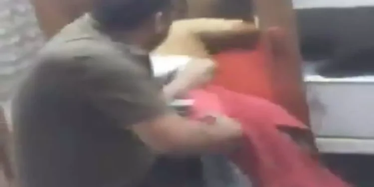 पति मना रहा था दूसरी औरत के साथ रंगरलिया, पत्नी ने पकड़ लिया रंगेहाथ,फिर किया ऐसा हंगामा की उड़ जाएगे आपके होश