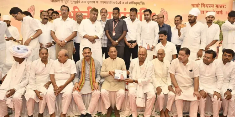 मुख्यमंत्री विष्णु देव साय स्वर्गीय रामजीलाल अग्रवाल के शांति मिलन कार्यक्रम में शामिल हुए