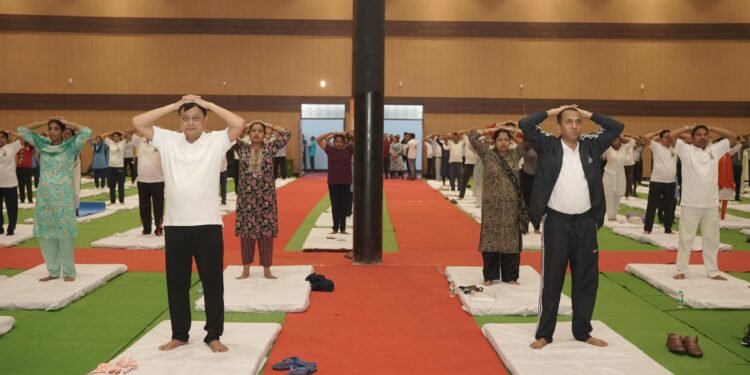 जिले में उत्साहपूर्वक मनाया गया योग दिवस सभी नगरीय निकायों, जनपदों, ग्राम पंचायतों में किया गया योगाभ्यास
