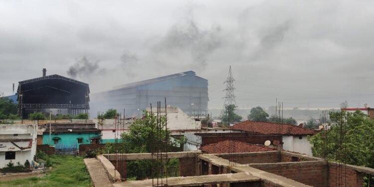 कपासदा गांव में संकट का साया: आंखों में जलन, सांसों में धुआं, जिम्मेदार कौन?