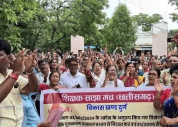 युक्तियुक्तकरण के खिलाफ सड़कों पर टीचर्स, 2008 का फॉर्मूला लागू करने की मांग