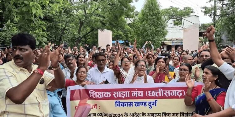 युक्तियुक्तकरण के खिलाफ सड़कों पर टीचर्स, 2008 का फॉर्मूला लागू करने की मांग