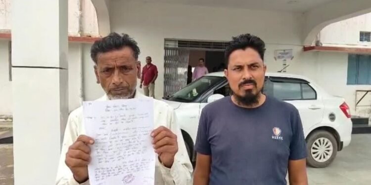 CG: राशन वितरण में लापरवाही, जनदर्शन में कलेक्टर से ग्रामीणों की गुहार, राशन नहीं सिर्फ पर्ची थमाता है संचालक