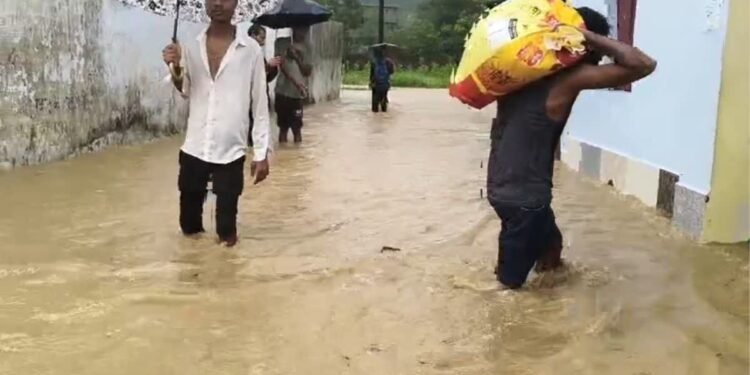 CG: आफत की बारिश, घरों में घुसा पानी, दूसरी जगह शिफ्ट होने की मजबूरी