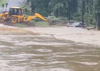 CG: बारिश से गांवों का जिला मुख्यालय से टूटा संपर्क, जान जोखिम में डाल लोग पार कर रहे पुल