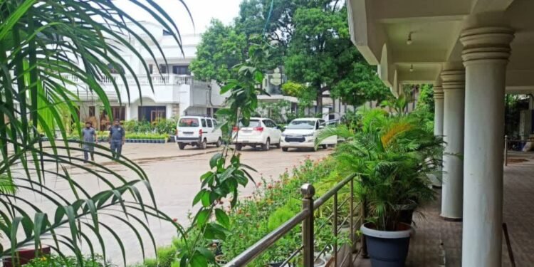 बड़े कारोबारी, होटल व्यवसायी और सागर होटल के मालिक विजय अग्रवाल के बंगले पर ईडी की छापेमारी