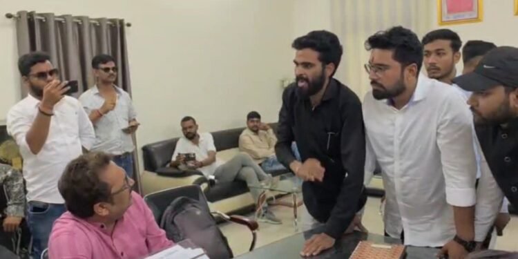 LLB का पेपर लीक होने का आरोप, कॉलेज प्रबंधन बोला प्रश्न पत्र हुआ डिस्पैच, लीक की खबर झूठी