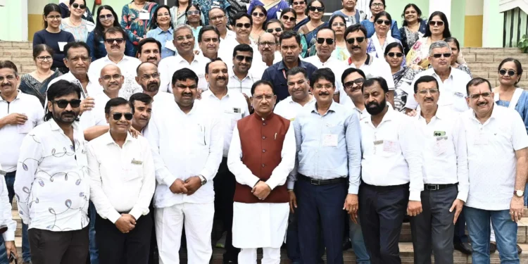 मुख्यमंत्री साय से आज विधानसभा परिसर में आए जैन समाज के प्रतिनिधिमंडल ने की सौजन्य मुलाकात, ये रहे उपस्थित