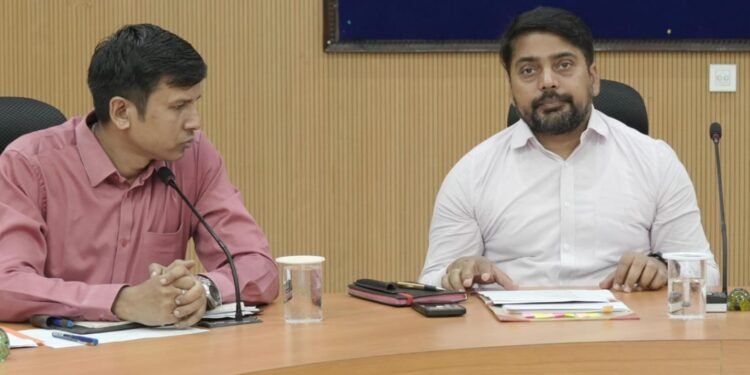 आयुक्त आशुतोष पाण्डेय की अध्यक्षता में समय सीमा की बैठक आयोजित विभागवार कार्यों की समीक्षा कर शीघ्रता से निराकरण के दिए निर्देश