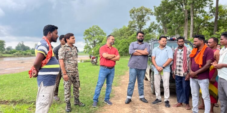 कलेक्टर-एसपी ने एटीआर के सुदूर वनांचल गांवों में पहुंचकर बाढ़ पूर्व तैयारियों का लिया जायजा