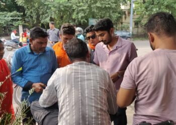 हाई सिक्योरिटी नंबर प्लेट को लेकर RTO की विशेष मुहिम: नगर निगम के सामने चला जागरूकता अभियान, भारी संख्या में पहुंचे वाहन मालिक