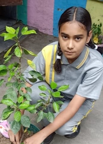 एक पेड़ माँ के नाम” अभियान के तहत वाधवा स्कूल में हुआ पौधारोपण