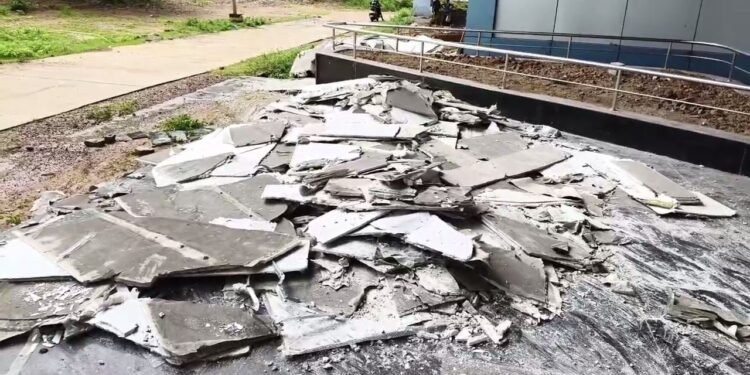 CG: कोरबा में कन्वेंशन हॉल का सीलिंग ढहने पर एक्शन, हाउसिंग बोर्ड के दो इंजीनियर सस्पेंड