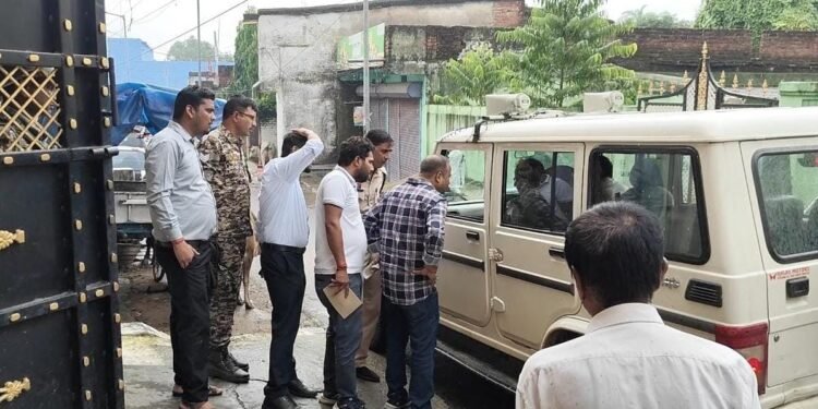 CG: मनेंद्रगढ़ और चिरमिरी में इनकम टैक्स की रेड, CA और SECL मैनेजर के यहां दबिश