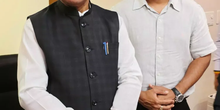 CM विष्णुदेव साय बस्तर के उज्ज्वल सितारे अविनाश तिवारी से मिले, उन्होंने बताया, बस्तर के उज्ज्वल सितारे श्री अविनाश तिवारी जी से टोक्यो प्रवास के दौरान मुलाक़ात