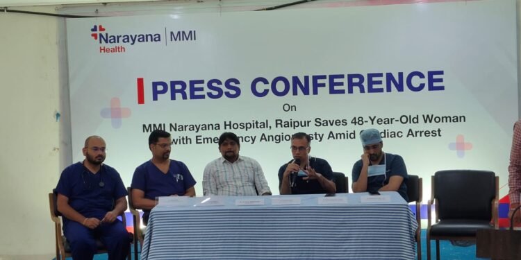 हार्ट अटैक के बाद कार्डियक अरेस्ट की शिकार महिला को डॉक्टरों ने दी नई ज़िंदगी — CPR के दौरान हुई आपातकालीन एंजियोप्लास्टी, एमएमआई नारायणा अस्पताल में हुआ दुर्लभ जीवन रक्षक ऑपरेशन